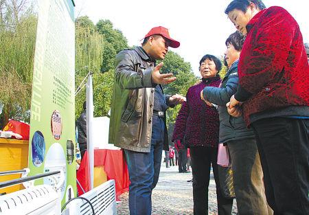 图为居民在咨询相关节能环保产品.